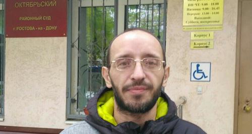 Евгений Мошкин у здания районного суда. Фото предоставлено "Кавказскому узлу" друзьями Мошкина Евгений Мошкин у здания районного суда. Фото предоставлено "Кавказскому узлу" друзьями Мошкина