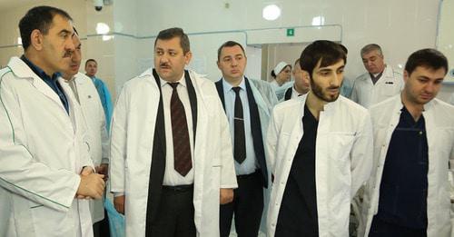 В реанимации Ингушской республиканской клинической больницы глава республики Юнус-Бек Евкуров (слева) навестил сотрудников правоохранительных органов, раненных при нападении на пост ДПС. 6 ноября 2017 года. Фото http://www.ingushetia.ru В реанимации Ингушской республиканской клинической больницы глава республики Юнус-Бек Евкуров (слева) навестил сотрудников правоохранительных органов, раненных при нападении на пост ДПС. 6 ноября 2017 года. Фото http://www.ingushetia.ru