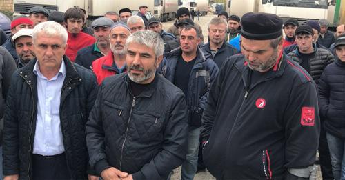 Дальнобойщики на акции протеста 31 октября у таможенного пункта на границе Дагестана и Азербайджана. Фото: Патимат Махмудова для "Кавказского узла". Дальнобойщики на акции протеста 31 октября у таможенного пункта на границе Дагестана и Азербайджана. Фото: Патимат Махмудова для "Кавказского узла".