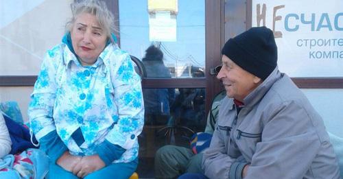 Участники голодовки на стройке дольщиков из ЖК "Территория счастья". Краснодар, 28 сентября 2017 г. Фото Светланы Кравченко для "Кавказского узла" Участники голодовки на стройке дольщиков из ЖК "Территория счастья". Краснодар, 28 сентября 2017 г. Фото Светланы Кравченко для "Кавказского узла"
