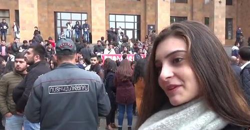 Акция протеста в Ереване из-за возможной отмены отсрочки от армии. Кадр из видео пользователя AysorTV https://www.youtube.com/watch?v=FGLBZ2UVwk4 Акция протеста в Ереване из-за возможной отмены отсрочки от армии. Кадр из видео пользователя AysorTV https://www.youtube.com/watch?v=FGLBZ2UVwk4