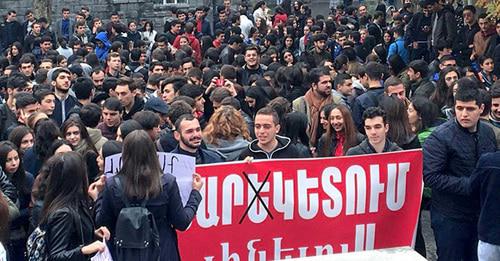 Студенты во время акции протеста против поправок в законопроект о воинской службе. Ереван, ноябрь 2017 г. Фото © Sputnik/ Nelli Danielyan Студенты во время акции протеста против поправок в законопроект о воинской службе. Ереван, ноябрь 2017 г. Фото © Sputnik/ Nelli Danielyan