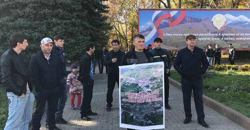 Акция протеста погорельцев из села Мокок. 13 ноября 2017 года. Фото Патимат Махмудовой для "Кавказского узла" Акция протеста погорельцев из села Мокок. 13 ноября 2017 года. Фото Патимат Махмудовой для "Кавказского узла"