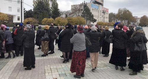 Участники акции протеста погорельцев рынка Дагэлектромаш на центральной площади Махачкалы. Фото Патимат Махмудовой для "Кавказского узла" Участники акции протеста погорельцев рынка Дагэлектромаш на центральной площади Махачкалы. Фото Патимат Махмудовой для "Кавказского узла"