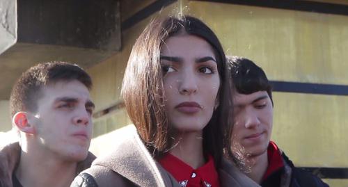 Участница акции в Волгодонске, посвященной годовщине депортации турок-месхетинцев. Волгодонск, 14 ноября 2017 года. Фото: скриншот видео https://www.youtube.com/watch?v=EppgLP_KpCg Участница акции в Волгодонске, посвященной годовщине депортации турок-месхетинцев. Волгодонск, 14 ноября 2017 года. Фото: скриншот видео https://www.youtube.com/watch?v=EppgLP_KpCg
