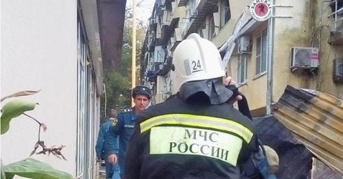 Сотрудник МЧС на месте пожара. Сочи, 14 ноября 2017 г. Фото Светланы Кравченко для "Кавказского узла" Сотрудник МЧС на месте пожара. Сочи, 14 ноября 2017 г. Фото Светланы Кравченко для "Кавказского узла"