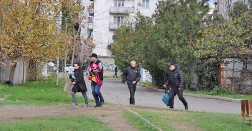 Эвакуация семьи с маленькими детьми из дома близ места проведения спецоперации. Тбилиси, 22 ноября 2017 г. Фото Инны Кукуджановой для "Кавказского узла" Эвакуация семьи с маленькими детьми из дома близ места проведения спецоперации. Тбилиси, 22 ноября 2017 г. Фото Инны Кукуджановой для "Кавказского узла"
