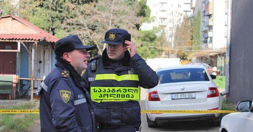 Сотрудники полиции наблюдают за периметром оцепленной территории спецоперации. Тбилиси, 22 ноября 2017 г. Фото Инны Кукуджановой для "Кавказского узла" Сотрудники полиции наблюдают за периметром оцепленной территории спецоперации. Тбилиси, 22 ноября 2017 г. Фото Инны Кукуджановой для "Кавказского узла"