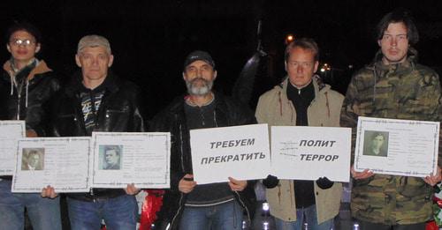 Акция памяти жертв политрепрессий в Астрахани. 22 ноября 2017 г. Фото корреспондента "Кавказского узла" Акция памяти жертв политрепрессий в Астрахани. 22 ноября 2017 г. Фото корреспондента "Кавказского узла"
