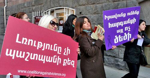Участники шествия «Против насилия над женщинами». Надпись на плакате: "Женщины, знайте свои права!". Ереван, ноябрь 2016 г. Фото Армине Мартиросян для "Кавказского узла" Участники шествия «Против насилия над женщинами». Надпись на плакате: "Женщины, знайте свои права!". Ереван, ноябрь 2016 г. Фото Армине Мартиросян для "Кавказского узла"