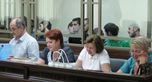 Подсудимые по делу "Орджоникидзевского джамаата" со своими адвокатами. Фото Константина Волгина для "Кавказского узла" Подсудимые по делу "Орджоникидзевского джамаата" со своими адвокатами. Фото Константина Волгина для "Кавказского узла"