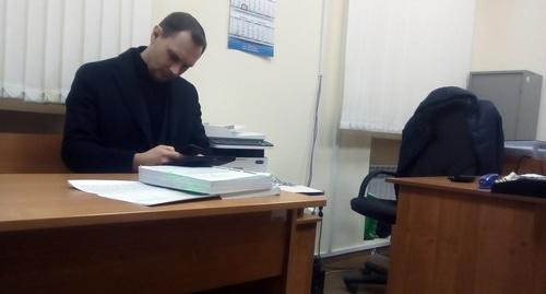 Юрист правозащитной организации "Правовая инициатива" Алексей Меншиков в зале суда. Фото Валерия Люгаева для "Кавказского узла" Юрист правозащитной организации "Правовая инициатива" Алексей Меншиков в зале суда. Фото Валерия Люгаева для "Кавказского узла"