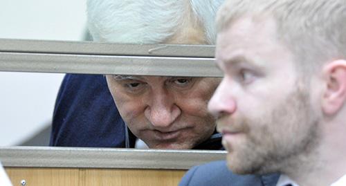 Саид Амиров в зале суда. Справа - его адвокат. Фото Олега Пчелова для "Кавказского узла" Саид Амиров в зале суда. Справа - его адвокат. Фото Олега Пчелова для "Кавказского узла"