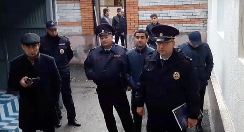 Силовики во дворе дома братьев Иритовых. Фото Стоп-кадр видео https://www.youtube.com/watch?v=-tTnL1Q38B0 Силовики во дворе дома братьев Иритовых. Фото Стоп-кадр видео https://www.youtube.com/watch?v=-tTnL1Q38B0