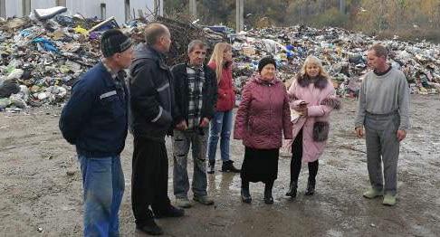Жители улицы Пригородной на месте стихийной свалки. 6 декабря 2017 год. Фото: Светлана Кравченко для "Кавказского узла". Жители улицы Пригородной на месте стихийной свалки. 6 декабря 2017 год. Фото: Светлана Кравченко для "Кавказского узла".