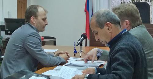 Адвокаты Акиф Исмаилов (на первом плане справа) и Евгений Горбунов. Слева - следователь. Фото Татьяны Филимоновой для "Кавказского узла" Адвокаты Акиф Исмаилов (на первом плане справа) и Евгений Горбунов. Слева - следователь. Фото Татьяны Филимоновой для "Кавказского узла"