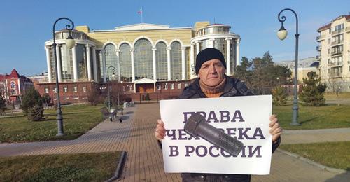 Игорь Стенин в одиночном пикете. Астрахань, 10 декабря 2017 г. Фото Елены Гребенюк для "Кавказского узла" Игорь Стенин в одиночном пикете. Астрахань, 10 декабря 2017 г. Фото Елены Гребенюк для "Кавказского узла"