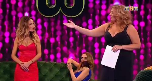 Участницы шоу Comedy Woman во время исполнения сценки о девушке-эскортнице. Фото: скриншот видео YouTube, https://www.youtube.com/watch?v=UHsp1PEOAuU Участницы шоу Comedy Woman во время исполнения сценки о девушке-эскортнице. Фото: скриншот видео YouTube, https://www.youtube.com/watch?v=UHsp1PEOAuU