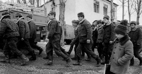 Азербайджанские солдаты во время войны, 1992—1993 годы. Фото: Ilgar Jafarov https://ru.wikipedia.org Азербайджанские солдаты во время войны, 1992—1993 годы. Фото: Ilgar Jafarov https://ru.wikipedia.org