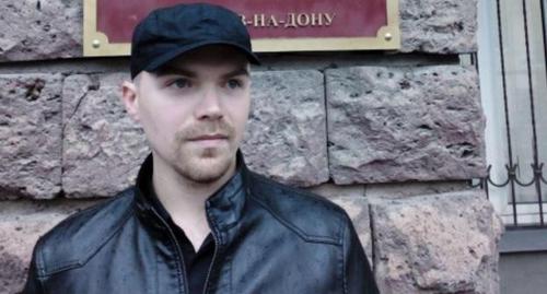 Владислав Рязанцев у здания суда, 12 октября 2017 года. Фото Валерия Люгаева для "Кавказского узла". Владислав Рязанцев у здания суда, 12 октября 2017 года. Фото Валерия Люгаева для "Кавказского узла".