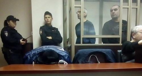 Рамзан Белялов (в очках) и Магомед Маздаев готовятся произнести последнее слово. Фото Валярия Люгаева для "Кавказского узла"
Рамзан Белялов (в очках) и Магомед Маздаев готовятся произнести последнее слово. Фото Валярия Люгаева для "Кавказского узла"