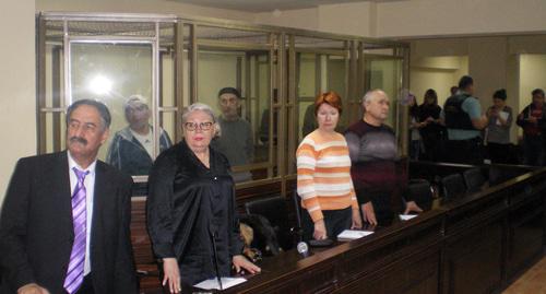 Подсудимые и адвокаты выслушивают приговор суда. Фото Валерия Люгаева для "Кавказского узла" Подсудимые и адвокаты выслушивают приговор суда. Фото Валерия Люгаева для "Кавказского узла"