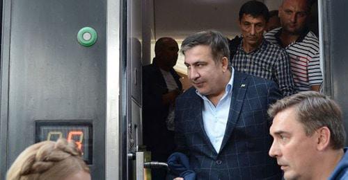 Михаил Саакашвили (в центре). © Sputnik / Alexey Vitvitsky https://ru.sputnik-news.ee/politics/20171024/7669734/misha-begi-kiev-poluchil-pravo-deportaciju-saakashvili.html
Михаил Саакашвили (в центре). © Sputnik / Alexey Vitvitsky https://ru.sputnik-news.ee/politics/20171024/7669734/misha-begi-kiev-poluchil-pravo-deportaciju-saakashvili.html