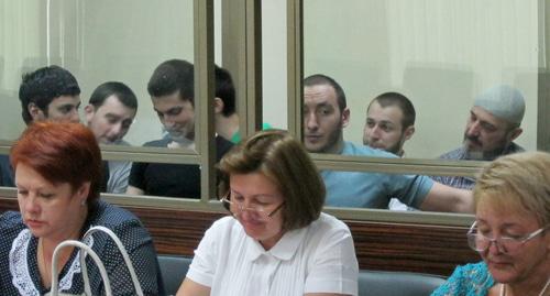 Подсудимые по делу "Орджоникидзевского джамаата" со своими адвокатами. Фото Константина Волгина для "Кавказского узла" Подсудимые по делу "Орджоникидзевского джамаата" со своими адвокатами. Фото Константина Волгина для "Кавказского узла"