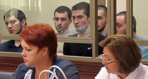Подсудимые по делу "Орджоникидзевского джамаата" со своими адвокатами. Фото Константина Волгина для "Кавказского узла" Подсудимые по делу "Орджоникидзевского джамаата" со своими адвокатами. Фото Константина Волгина для "Кавказского узла"