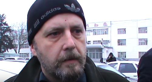 Сотрудник "Кавказкабеля" Фото: Стоп-кадр видео Рабочие завода "Кавказкабель" требуют зарплату (КБР), https://www.youtube.com/watch?v=yVnG3BHP7hc Сотрудник "Кавказкабеля" Фото: Стоп-кадр видео Рабочие завода "Кавказкабель" требуют зарплату (КБР), https://www.youtube.com/watch?v=yVnG3BHP7hc