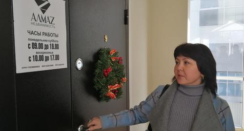Рушания Велижанина у входа в офис. Фото Светланы Кравченко для "Кавказского узла" Рушания Велижанина у входа в офис. Фото Светланы Кравченко для "Кавказского узла"