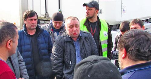 Встреча председателя Объединения перевозчиков России Андрея Бажутина с волгоградскими активистами. Волгоград, 6 апреля 2017 г. Фото Вячеслава Ященко для "Кавказского узла" Встреча председателя Объединения перевозчиков России Андрея Бажутина с волгоградскими активистами. Волгоград, 6 апреля 2017 г. Фото Вячеслава Ященко для "Кавказского узла"
