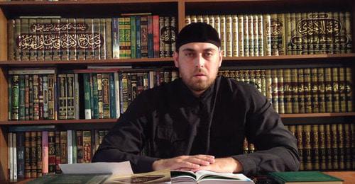 Адам Ильясов. Кадр из видео пользователя
Imam. Adam_al.ashariy https://www.youtube.com/watch?v=zxMzskPbJ3o
Адам Ильясов. Кадр из видео пользователя
Imam. Adam_al.ashariy https://www.youtube.com/watch?v=zxMzskPbJ3o