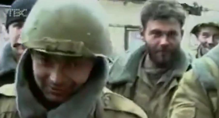 Олег Ситников в 1995 году a Грозном. Фото: скриншот архивного видео Юрия Шевчука, https://www.youtube.com/watch?v=Bjg7WSd8dyQ Олег Ситников в 1995 году a Грозном. Фото: скриншот архивного видео Юрия Шевчука, https://www.youtube.com/watch?v=Bjg7WSd8dyQ
