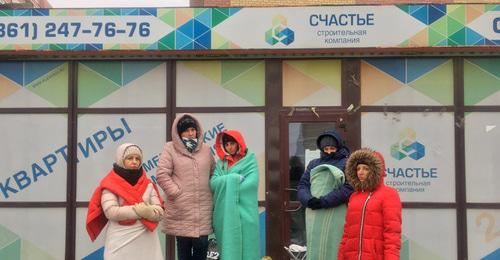 Дольщики ЖК "Территория счастья" возле закрытого офиса продаж. Краснодар, 12 января 2018 года. Фото Анны Грицевич для "Кавказского узла" Дольщики ЖК "Территория счастья" возле закрытого офиса продаж. Краснодар, 12 января 2018 года. Фото Анны Грицевич для "Кавказского узла"