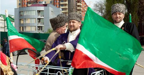 Рамзан Кадыров (слева) в национальном костюме. Фото: REUTERS/S.Dal Рамзан Кадыров (слева) в национальном костюме. Фото: REUTERS/S.Dal