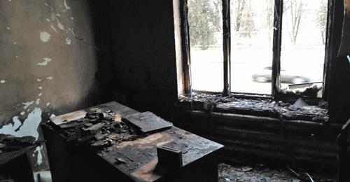 Последствия нападения на офис ПЦ "Мемориал" в Ингушетии. Фото предоставлено пресс-службой Правозащитного центр Мемориал Последствия нападения на офис ПЦ "Мемориал" в Ингушетии. Фото предоставлено пресс-службой Правозащитного центр Мемориал