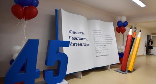 В фойе новой школы. Фото http://www.gubernator.stavkray.ru/press-center/news/item/8462-novaya-shkola-nachala-rabotu-v-stavropole.html В фойе новой школы. Фото http://www.gubernator.stavkray.ru/press-center/news/item/8462-novaya-shkola-nachala-rabotu-v-stavropole.html