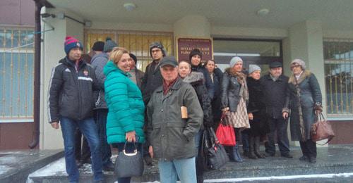 Группа поддержки сторонников Навального у Пролетарского райсуда Ростова-на-Дону. Фото Константина Волгина для "Кавказского узла" Группа поддержки сторонников Навального у Пролетарского райсуда Ростова-на-Дону. Фото Константина Волгина для "Кавказского узла"