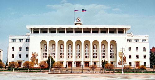 Здание правительства Дагестана. Фото: АбуУбайда https://ru.wikipedia.org Здание правительства Дагестана. Фото: АбуУбайда https://ru.wikipedia.org