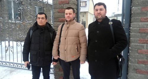 Адвокаты фигурантов ялтинского дела "Хизб ут-Тахрир": Эмиль Курбединов, Айдер Азаматов, Эдем Семедляев у входа в военный суд. Фото Константина Волгина для "Кавказского узла"
Адвокаты фигурантов ялтинского дела "Хизб ут-Тахрир": Эмиль Курбединов, Айдер Азаматов, Эдем Семедляев у входа в военный суд. Фото Константина Волгина для "Кавказского узла"