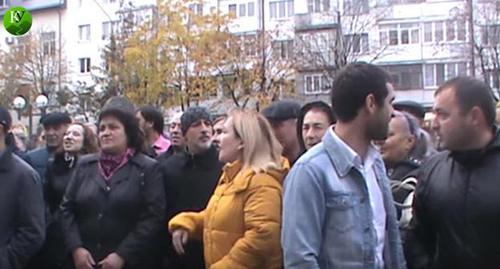 Акция жителей микрорайона Вольный аул, требовавших на площади у мэрии Нальчика встречи с мэром Арсеном Алакаевым. 31 октября 2017 г. Кадр из видео "Кавказского узла" Акция жителей микрорайона Вольный аул, требовавших на площади у мэрии Нальчика встречи с мэром Арсеном Алакаевым. 31 октября 2017 г. Кадр из видео "Кавказского узла"