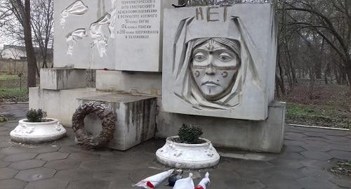 Оскверненный памятник жертвам теракта 1996 года в Кизляре, 25 января 2018 года. Фото пресс-службы администрации Кизляра. Оскверненный памятник жертвам теракта 1996 года в Кизляре, 25 января 2018 года. Фото пресс-службы администрации Кизляра.