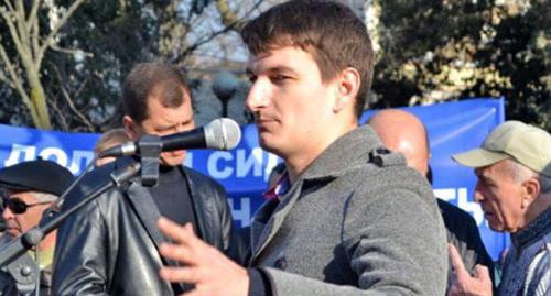Александр Валов на митинге в Сочи. Фото: Юлия Валова, "БлогСочи". Александр Валов на митинге в Сочи. Фото: Юлия Валова, "БлогСочи".