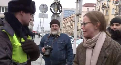 Ксения Собчак обращается к полицейскому с жалобой на провокаторов. Фото: скриншот видео https://www.youtube.com/watch?v=wb0r_QCeIbM&t=1784s Ксения Собчак обращается к полицейскому с жалобой на провокаторов. Фото: скриншот видео https://www.youtube.com/watch?v=wb0r_QCeIbM&t=1784s
