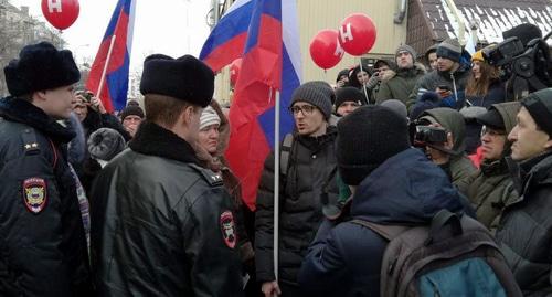 Полицейские требуют от сторонников Навального прекратить шествие в поддержку всероссийской "Забастовки избирателей". Волгоград, 28 января 2018 года. Фото Татьяны Филимоновой для "Кавказского узла". Полицейские требуют от сторонников Навального прекратить шествие в поддержку всероссийской "Забастовки избирателей". Волгоград, 28 января 2018 года. Фото Татьяны Филимоновой для "Кавказского узла".