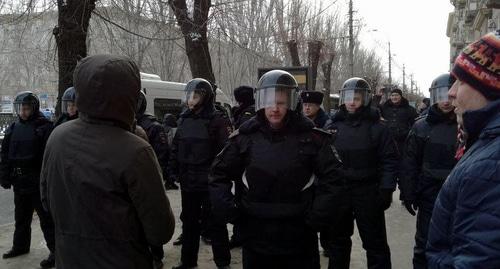 Полицейские преградили дорогу участникам шествия. Волгоград, 28 января 2018 года. Фото Татьяны Филимоновой для "Кавказского узла". Полицейские преградили дорогу участникам шествия. Волгоград, 28 января 2018 года. Фото Татьяны Филимоновой для "Кавказского узла".