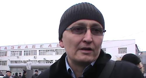 Сотрудник "Кавказкабеля" Фото: Стоп-кадр видео Рабочие завода "Кавказкабель" требуют зарплату (КБР), https://www.youtube.com/watch?v=yVnG3BHP7hc Сотрудник "Кавказкабеля" Фото: Стоп-кадр видео Рабочие завода "Кавказкабель" требуют зарплату (КБР), https://www.youtube.com/watch?v=yVnG3BHP7hc
