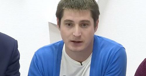 Максим Лапунов. Кадр из видео пользователя. Пресс-служба "Радио Свобода" https://www.youtube.com/watch?v=lVj89JZhjPI Максим Лапунов. Кадр из видео пользователя. Пресс-служба "Радио Свобода" https://www.youtube.com/watch?v=lVj89JZhjPI