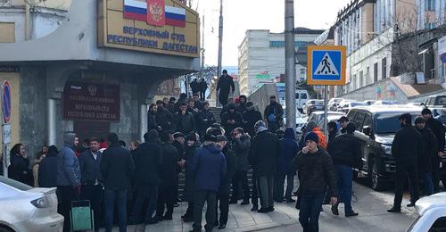 Сторонники мэра Махачкалы Мусы Мусаева собрались у здания Верховного суда Дагестана. Махачкала, 1 февраля 2018 года. Фото корреспондента "Кавказского узла"